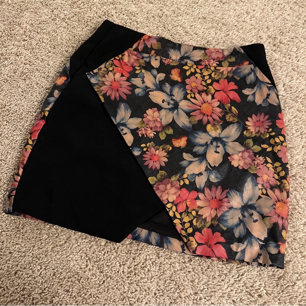Short Black and Floral Skirt By Mustard Seed Size Small